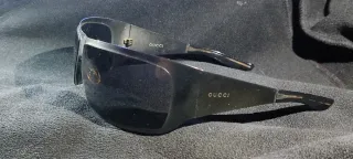 Gafas de sol Gucci negras y plateadas