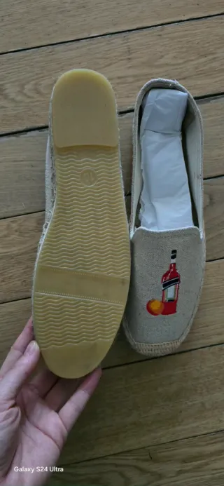 Alpargatas Beige con Diseño de Cóctel