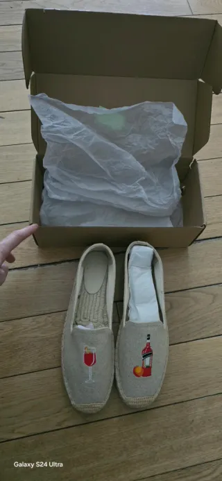 Alpargatas Beige con Diseño de Cóctel