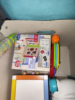 Varios juguetes estilo Montessori