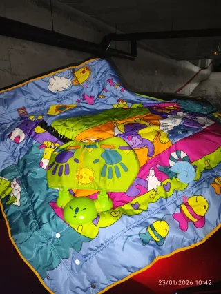 Varios juguetes estilo Montessori