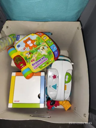 Varios juguetes estilo Montessori