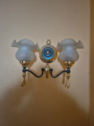 Lámpara de pared dorada y azul