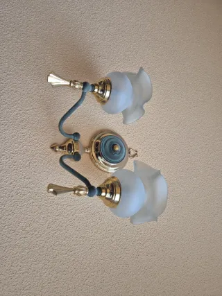 Lámpara de pared dorada y azul