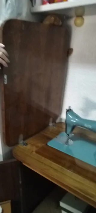 Mueble de madera para máquina de coser