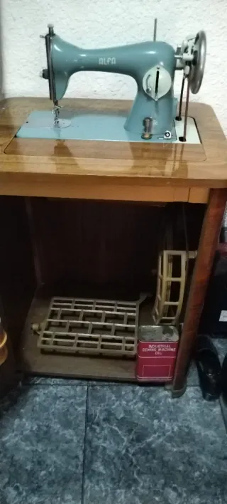 Mueble de madera para máquina de coser