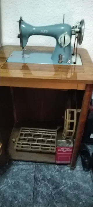 Mueble de madera para máquina de coser