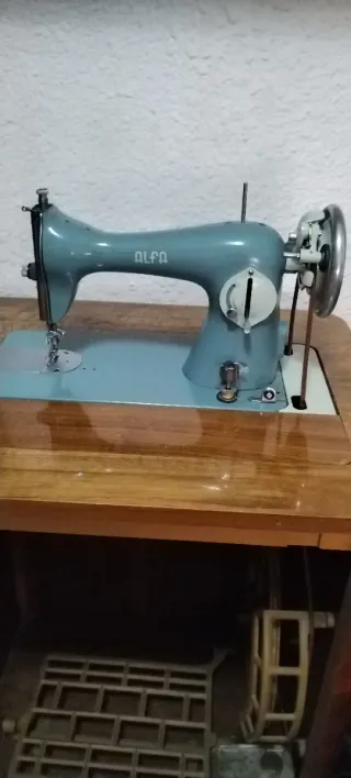 Mueble de madera para máquina de coser