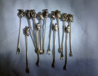 Pinchos de aperitivo antiguos de metal