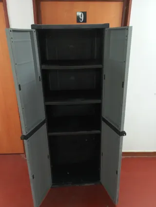 Armario de plástico negro y gris