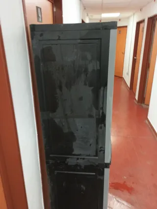 Armario de plástico negro y gris