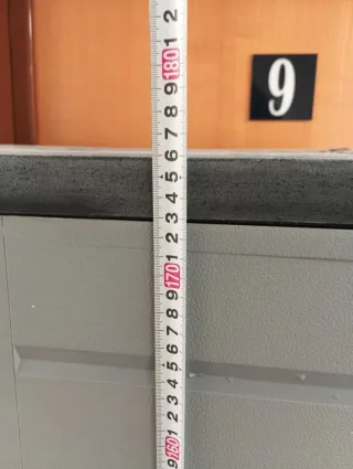 Armario de plástico negro y gris