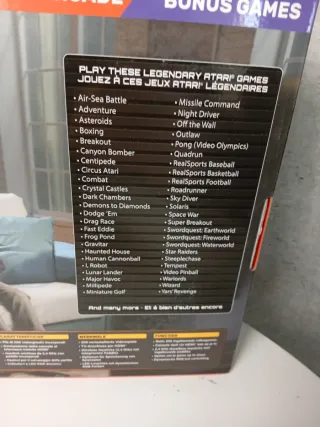 Consola Atari 200+ Retro con embalaje roto.