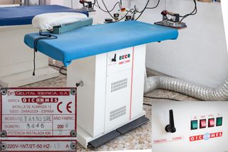 Lote maquinas confección. Corte, plancha, costura