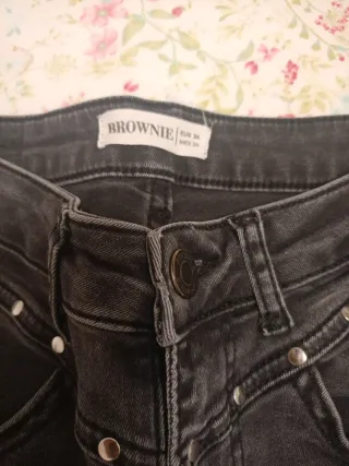 Pantalones Brownie y Noon, y camisa Noon