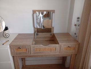 Tocador escritorio madera clara y ratán