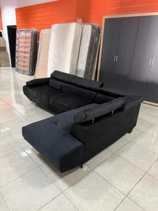 Sofá modular negro de terciopelo
