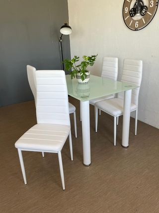 Liquidamos! Mesa con 4 sillas blancas Nuevo