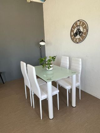 Liquidamos! Mesa con 4 sillas blancas Nuevo