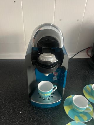 Cafetera Tassimo Bosch+8 tazas espresso con platos