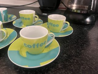 Cafetera Tassimo Bosch+8 tazas espresso con platos