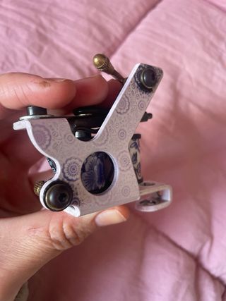 Máquina de tatuar decorada