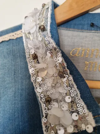 Cazadora vaquera Anna Mora con adornos