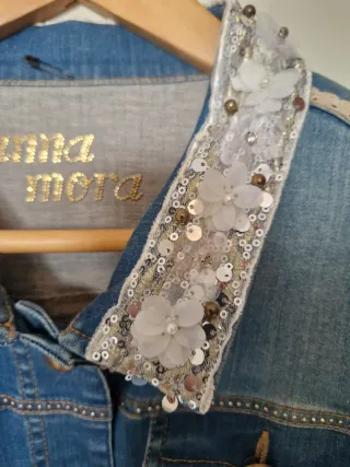 Cazadora vaquera Anna Mora con adornos
