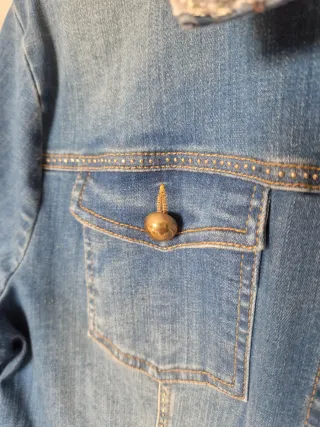 Cazadora vaquera Anna Mora con adornos