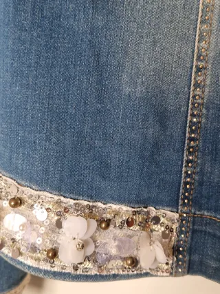 Cazadora vaquera Anna Mora con adornos