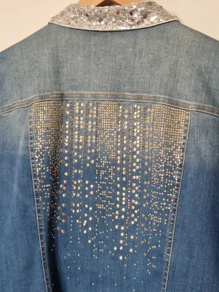 Cazadora vaquera Anna Mora con adornos