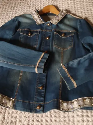 Cazadora vaquera Anna Mora con adornos