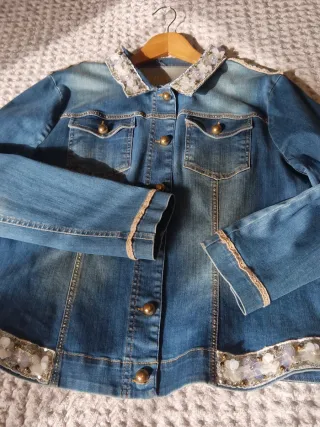 Cazadora vaquera Anna Mora con adornos