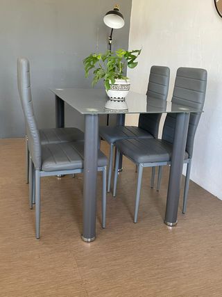 Mesa de cristal con 4 sillas grises - Oferta