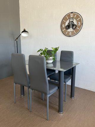 Mesa de cristal con 4 sillas grises - Oferta