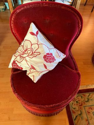 Sofá de terciopelo rojo con cojines