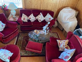 Sofá de terciopelo rojo con cojines