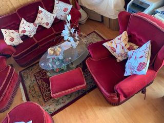 Sofá de terciopelo rojo con cojines
