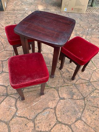 Sofá de terciopelo rojo con cojines