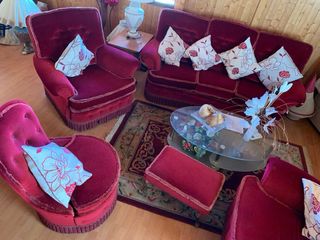 Sofá de terciopelo rojo con cojines