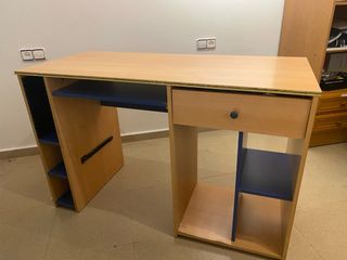 Escritorio madera y azul