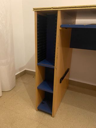 Escritorio madera y azul