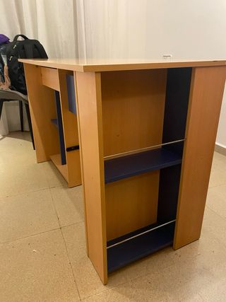 Escritorio madera y azul
