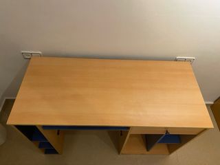 Escritorio madera y azul