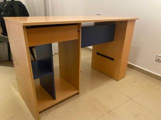 Escritorio madera y azul