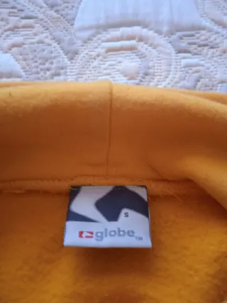 Sudadera Globe Amarilla Hombre largo 66 cms. Ancho