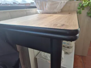 Mesa extensible metal negra y madera color roble.