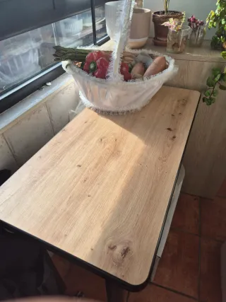 Mesa extensible metal negra y madera color roble.