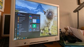 Monitor V7 17 pulgadas con cables y transformador