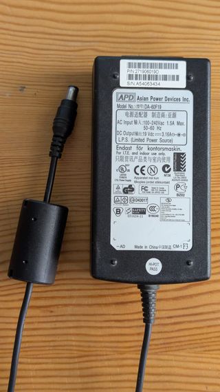 Monitor V7 17 pulgadas con cables y transformador